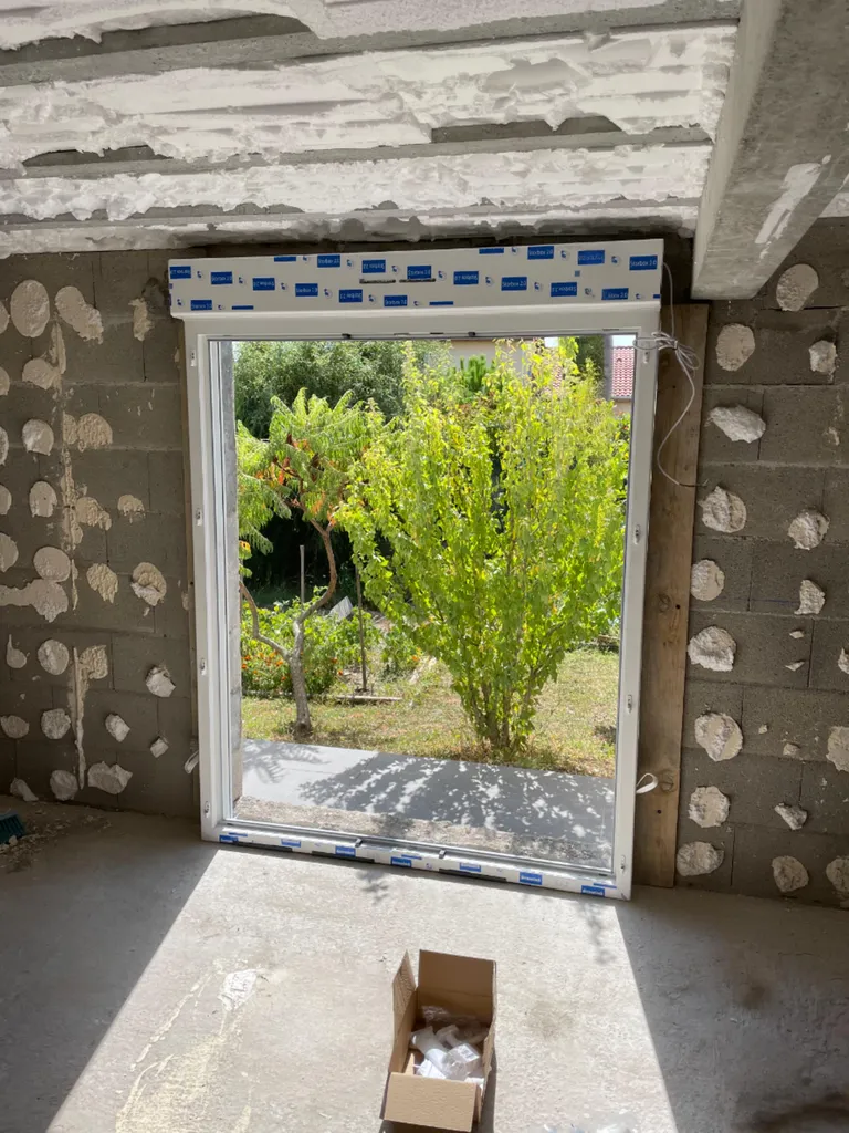 Pose en applique d’une baie vitrée avant isolation thermique intérieure (ITI) permettant de limiter les ponts thermiques et d’optimiser les performances énergétiques