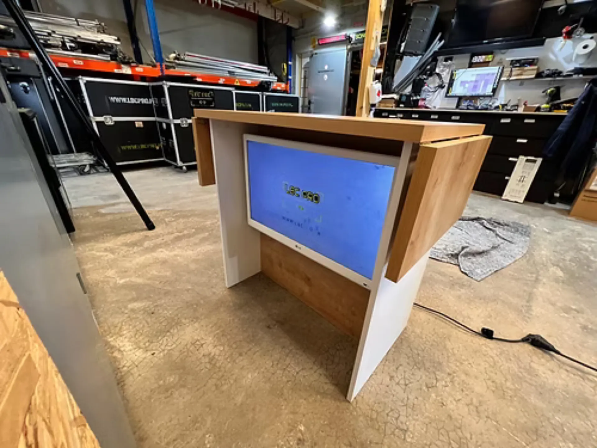 DESK BLANC & BOIS AVEC ECRAN 32' 82CM DESK 2