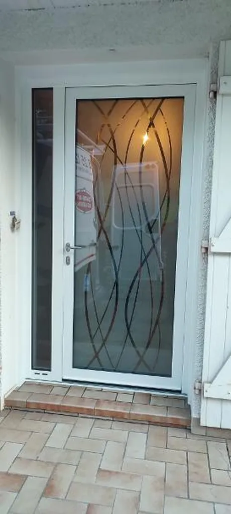 Pose d'une porte d’entrée monobloc en aluminium vitrée haute sécurité avec fixe latéral à Corcelles-lès-Monts en Côte-d’Or