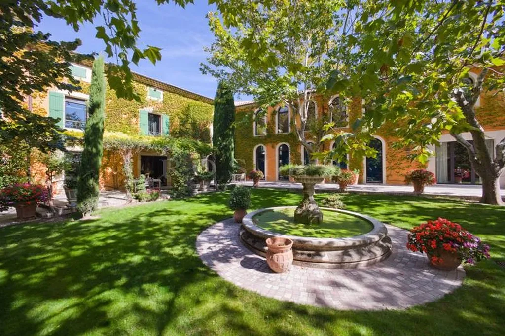 En Drôme Provençale, en vente,  superbe bastide rénovée et agrandie sur 10 hectares avec nombreuses dépendances et équipement de qualité 