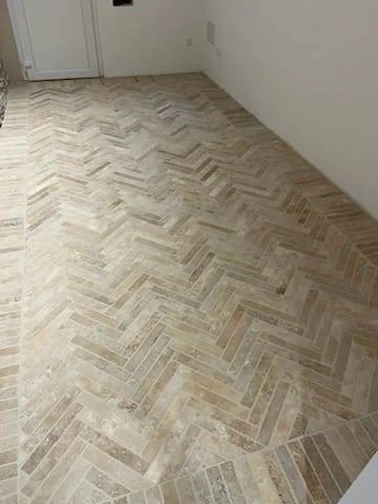 CHEVRON EN TRAVERTIN