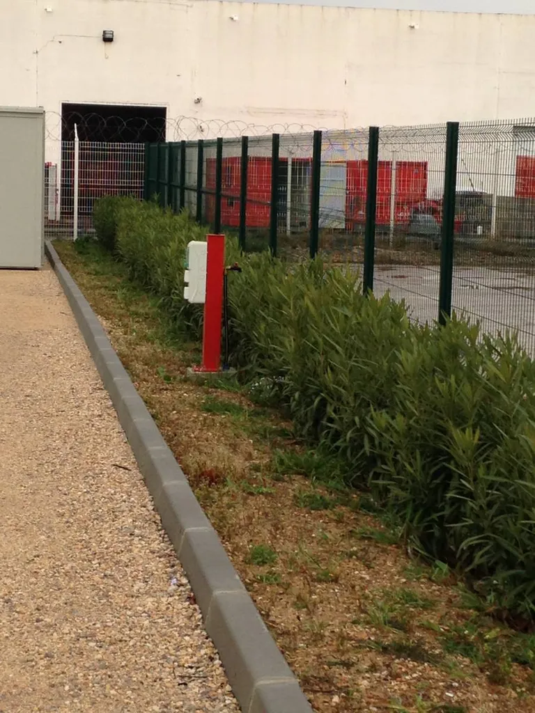 Clôture avec haie végétale pour aménager les extérieurs d'une entreprise sur le plateau de l'Arbois