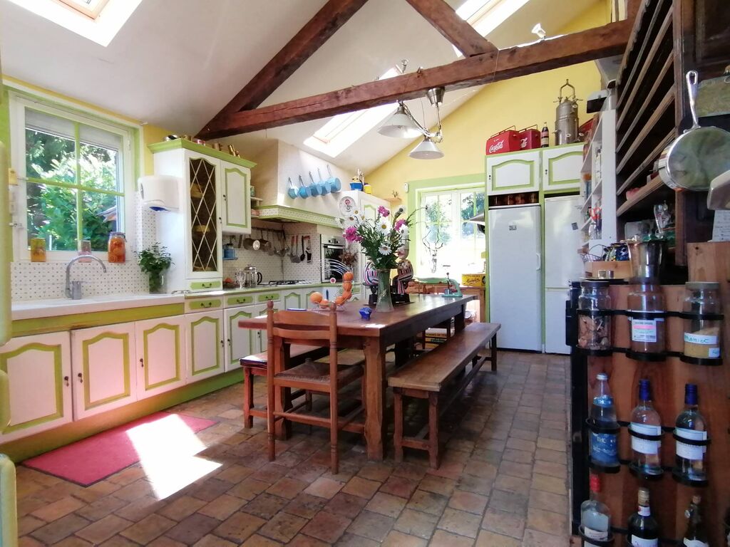 8 minutes à pied du Vieux Bassin de Honfleur. environnement exceptionnel. Propriété Normande