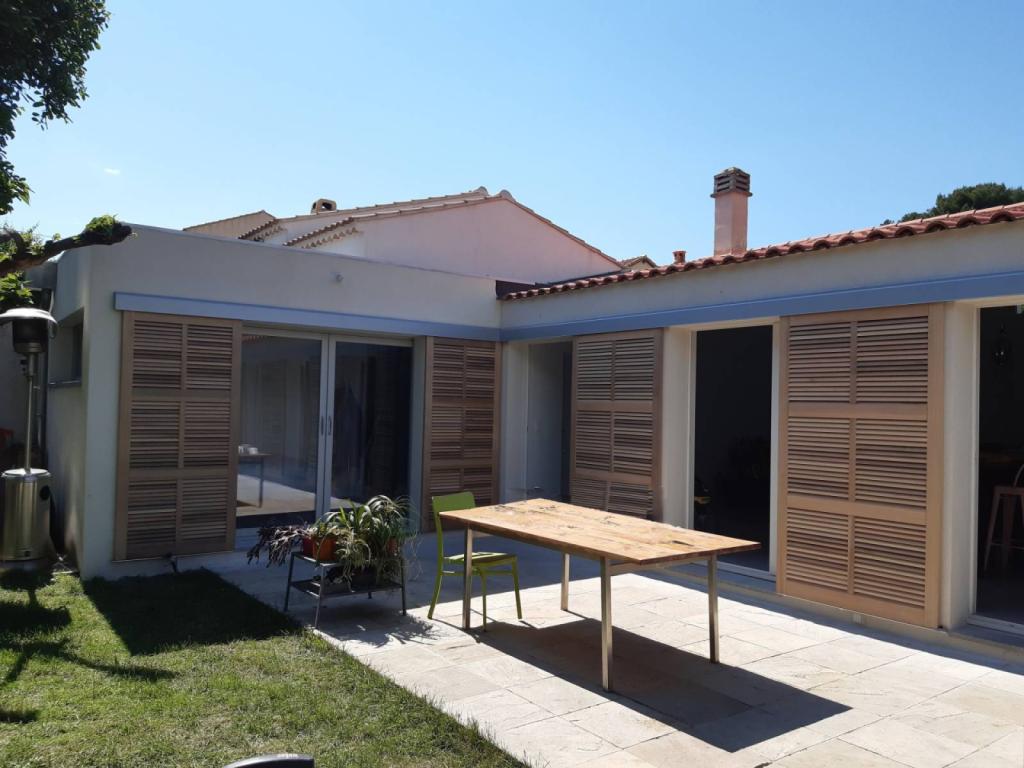 Installation de volets coulissants en bois pour une maison à Marseille