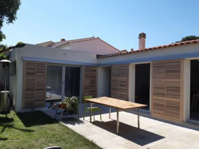 Installation de volets coulissants en bois pour une maison à Marseille