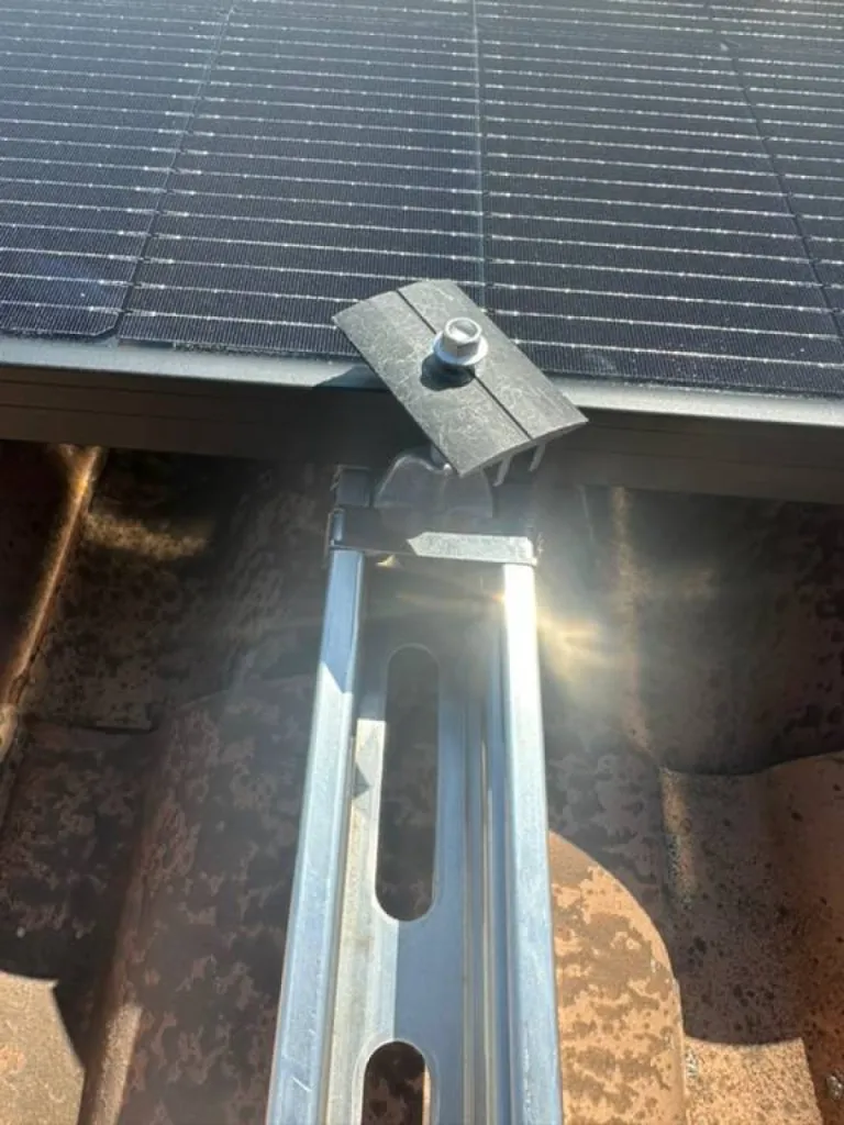 Panneaux solaires Dmegs 500w installés sur une structure acier Novotegra dès 7 990€