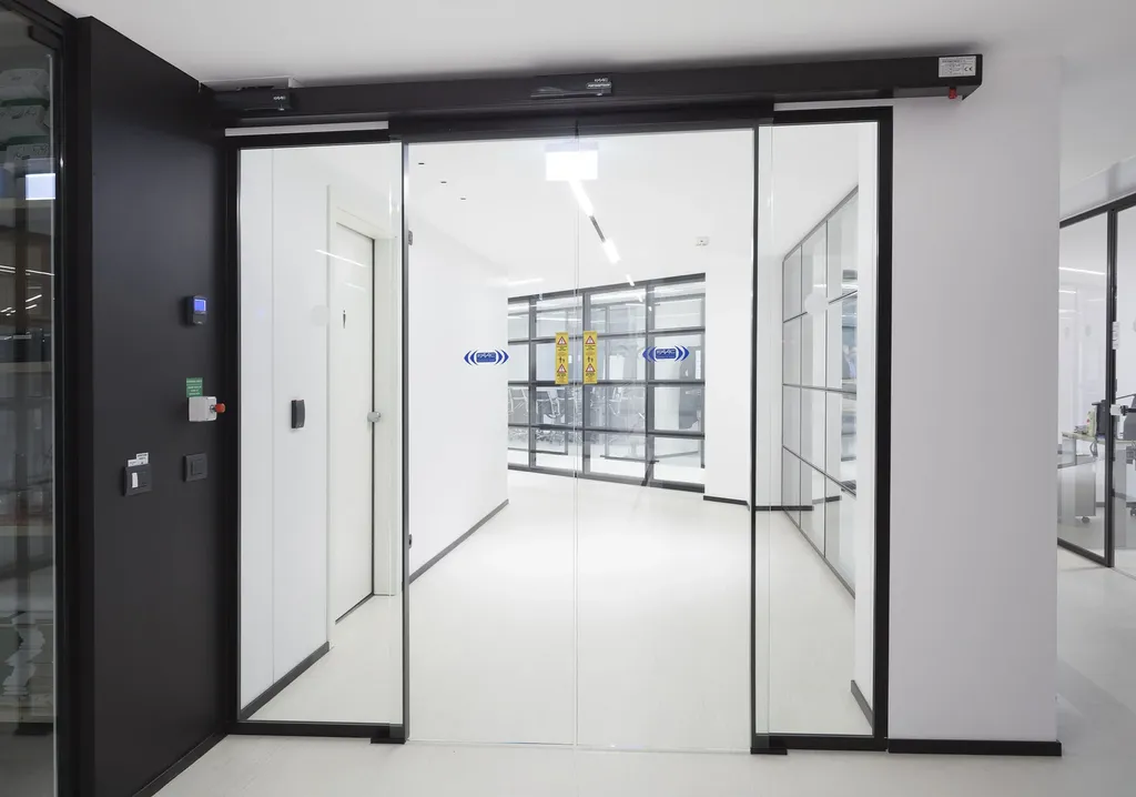 Porte automatique piétonne FAAC pour professionnels et commerces