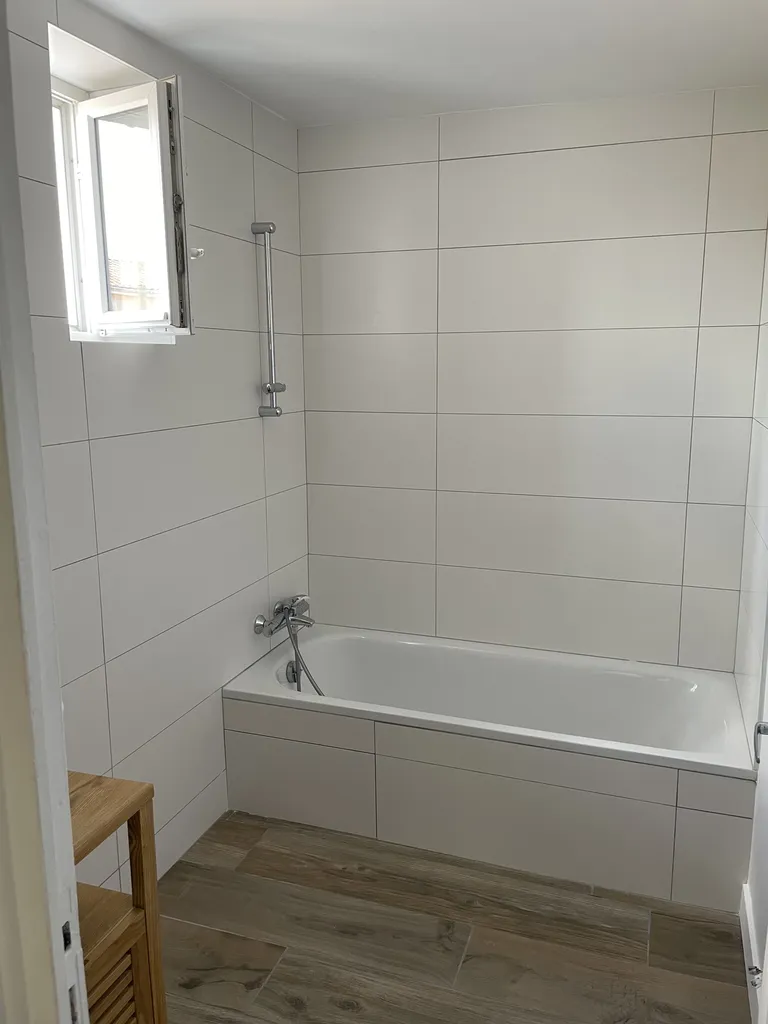 Salle de bain moderne et confortable après isolation thermique des parois en pisé