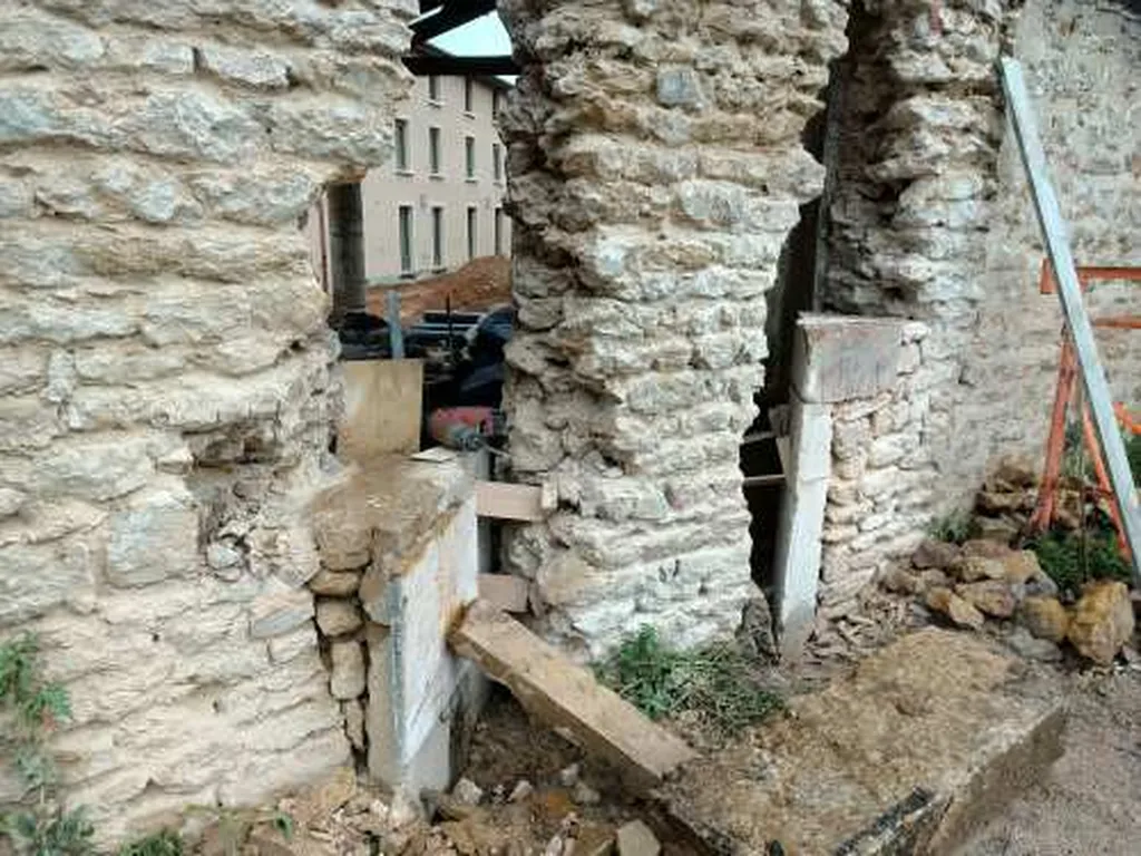 Création d’une ouverture pour une porte dans un mur en pierre d'une maison à Charbonnières les Bains