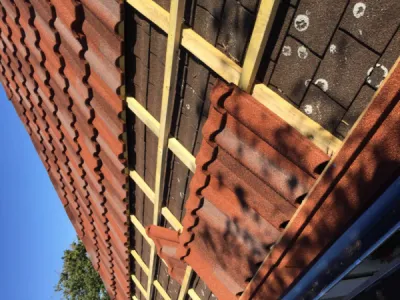 Sur-couverture en tuiles métalliques sur bardeaux bitumineux