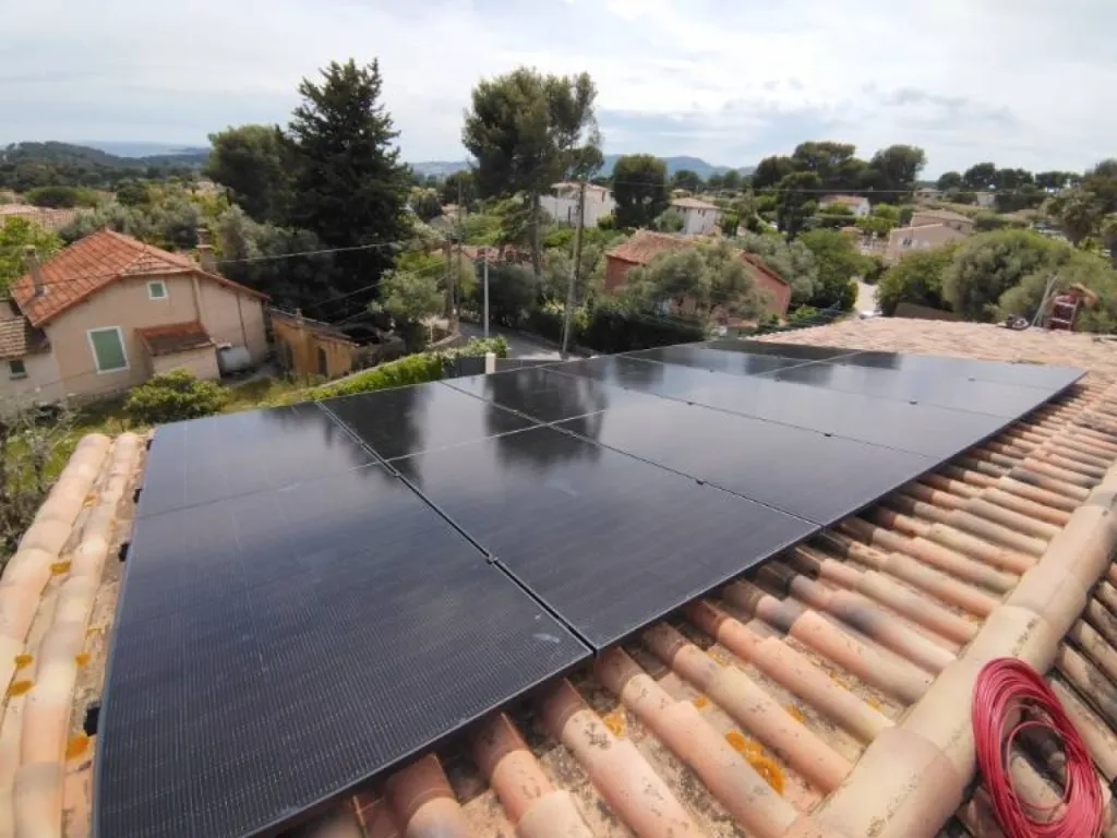 Installez vos panneaux solaire en toiture pour 8 990€ avec les aides de l'état grâce à Provence Energie Solaire Services 