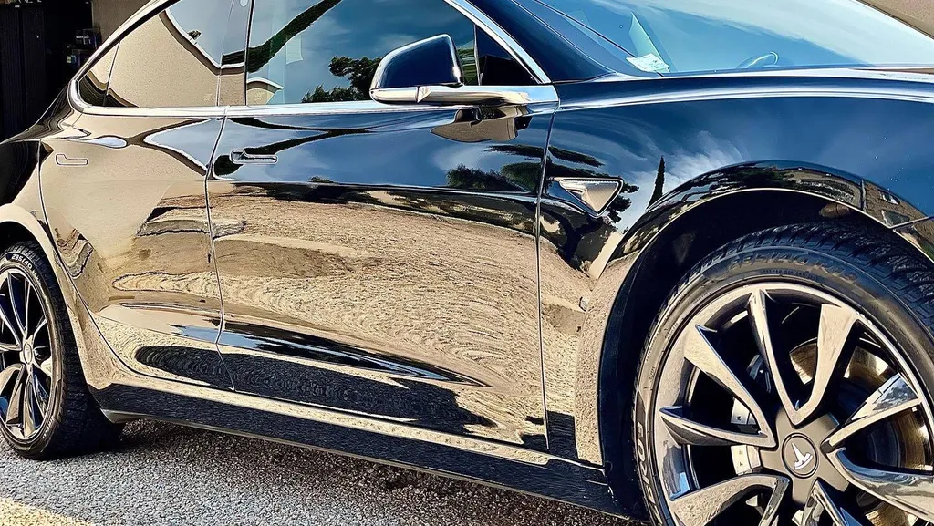 Rénovation et protection de carrosserie Tesla modèle 3 noir à Lyon