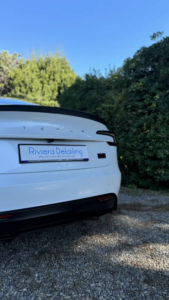 Pose d'un traitement céramique Gtechniq Crystal Serum Ultra sur une Tesla Model 3 Highland Performance à Antibes