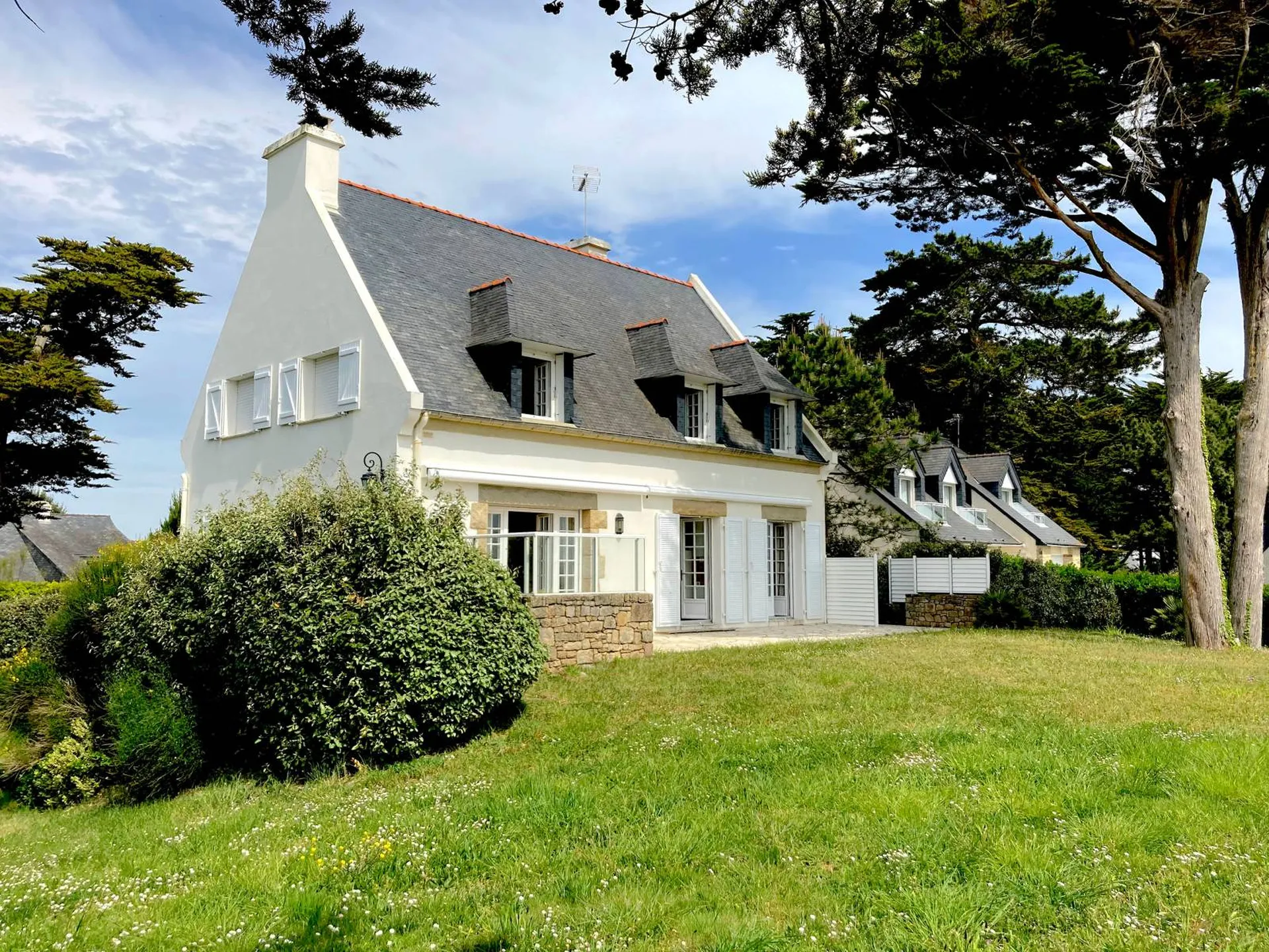 2336 - Belle néo-bretonne sur le front de mer