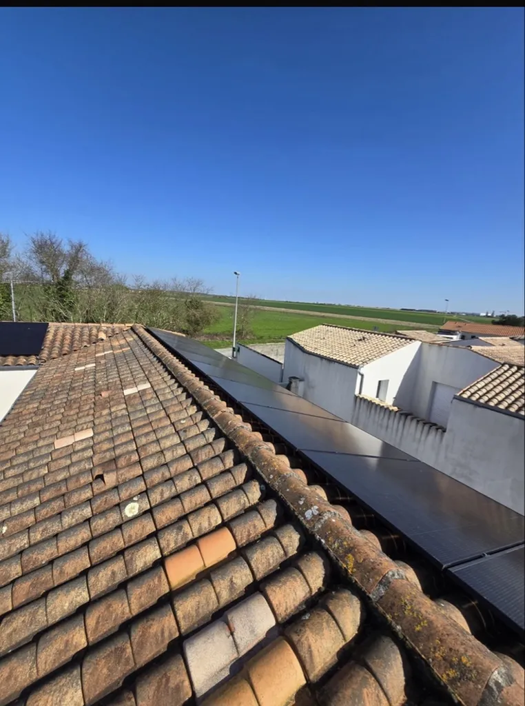 Installation de panneaux photovoltaiques 6KW avec stockage batteries physique sur une maison à exposition multiple à Latresne 33360
