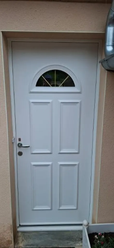 Installation d'une porte d’entrée monobloc aluminium Les Lumières modèle Sirius1 à haute performance thermique à Dijon en Côte-d’Or