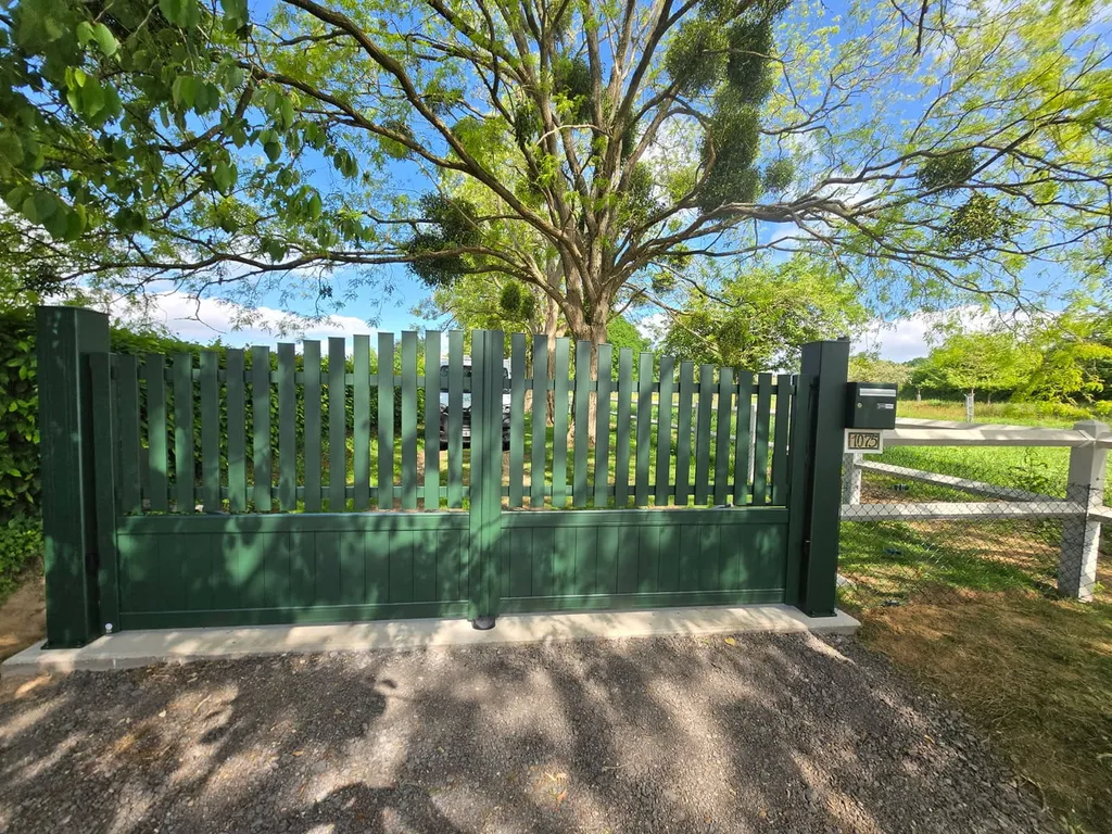 Installation de Portail Alu Battant Motorisé, Modèle Moderne, Sur-Mesure à Deauville dans le Calvados 14 et Trouville-sur-Mer