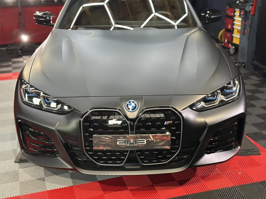 Pose de PPF « full-wrap » sur BMW i4 mate – EMB Detailing à Vaugneray, Lyon Ouest & Région