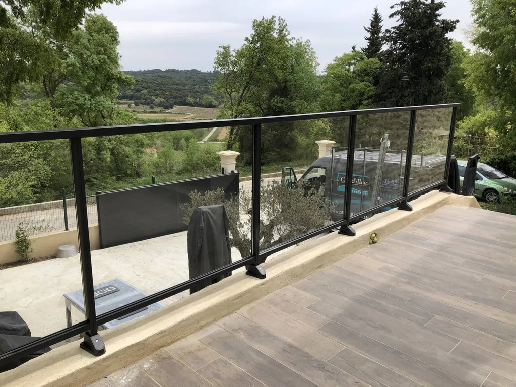 Pose de garde-corps en aluminium et en verre dans le Luberon