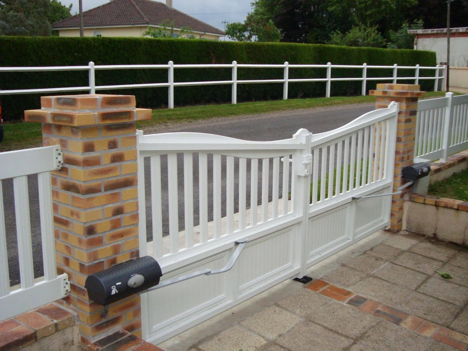 Installation de Portail Motorisé en PVC à 2 Battants pour Particuliers à Grand Quevilly et son Agglomération en Seine-Maritime 76