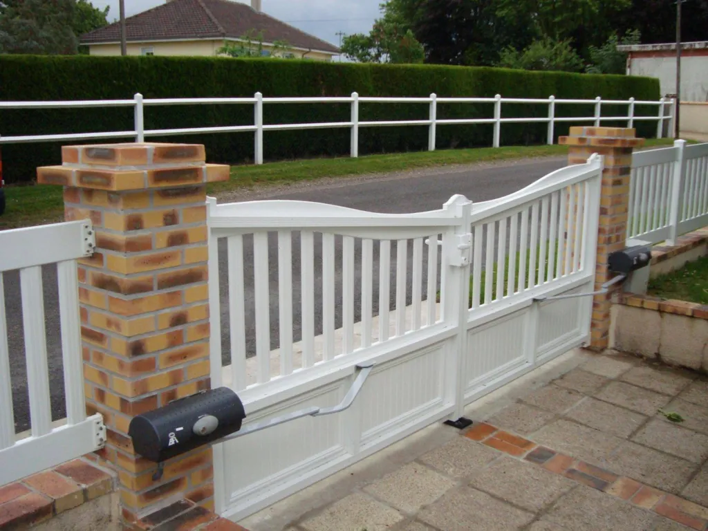 Trouver un installateur de portail pour la pose d'un portail motorisé en PVC à 2 battants à Grand Quevilly 76