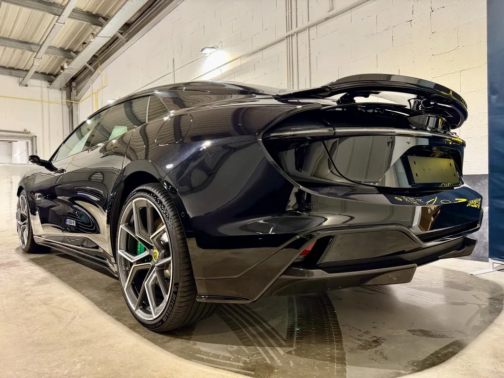 Lotus Emeya sublimée par EMB DETAILING à Vaugneray – Traitement céramique haut de gamme près de Lyon