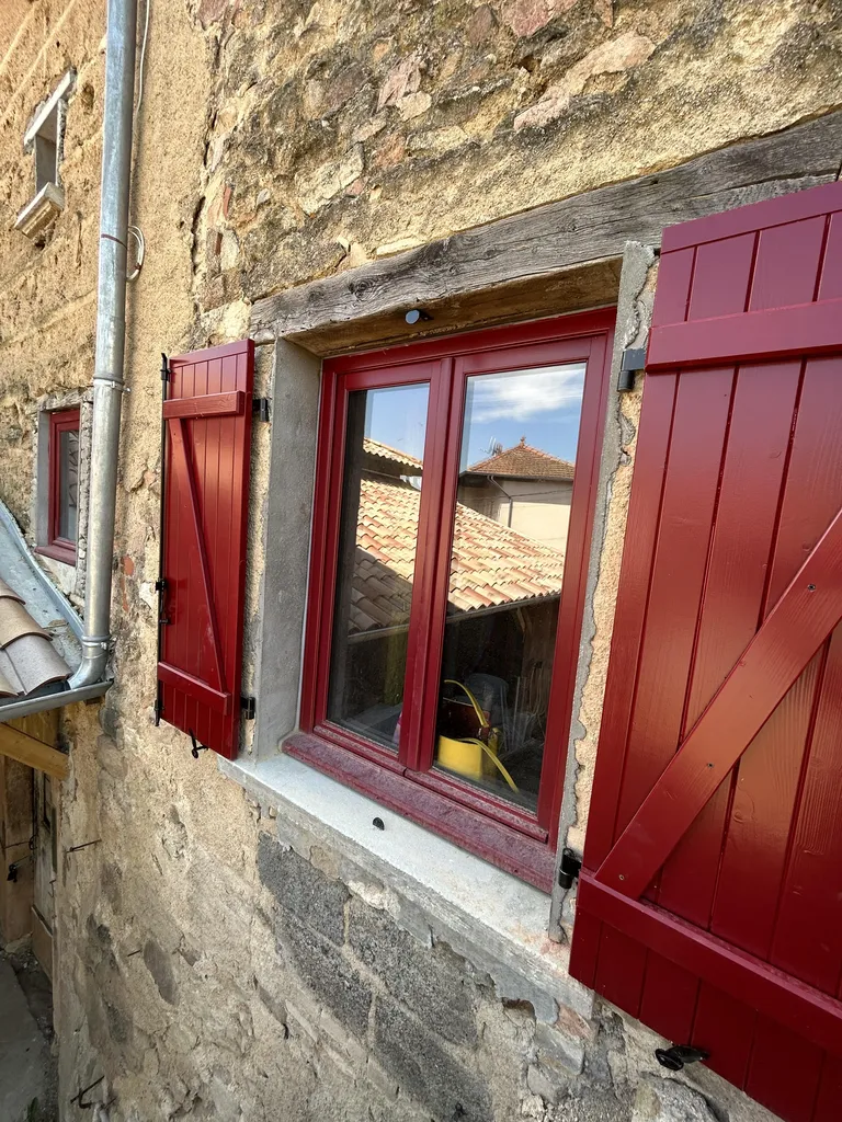 Fenêtre neuve après rénovation dans une maison en pierre et pisé permettant de réduire les déperditions de chaleur et améliorer le confort