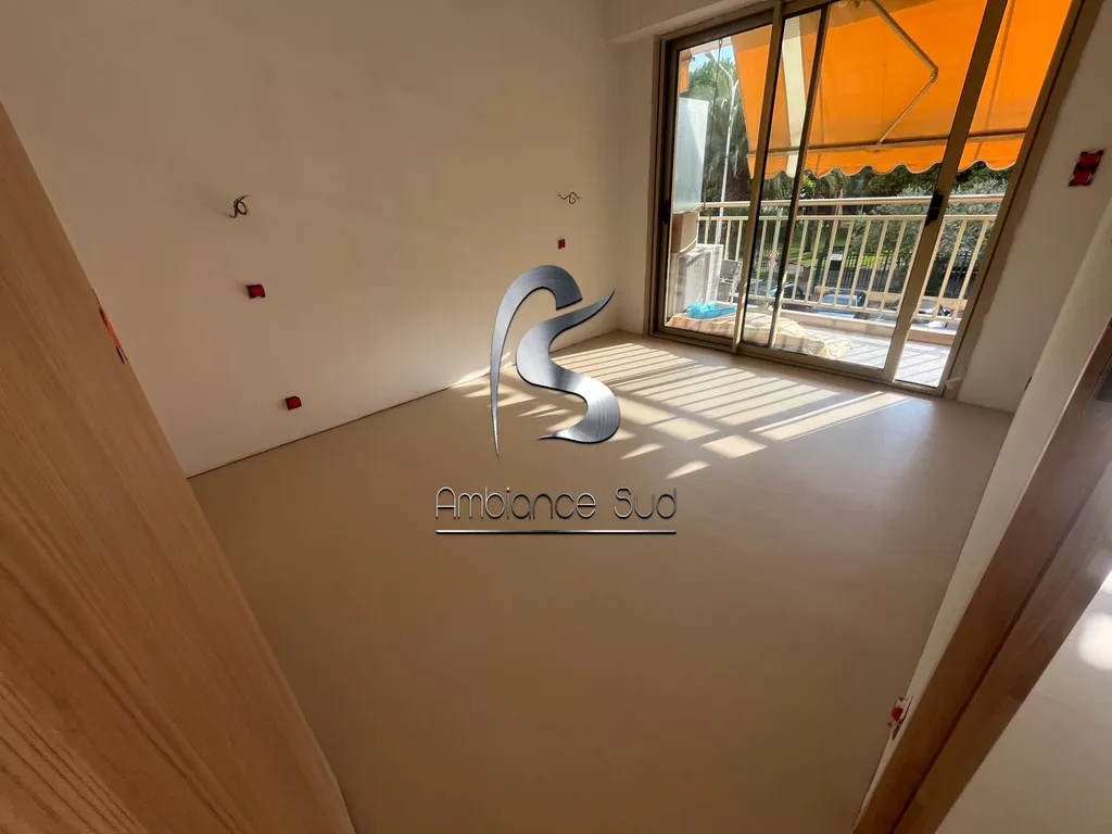 Rénovation d’un sol d’appartement en résine minérale effet béton ciré à Cannes près de Mougins