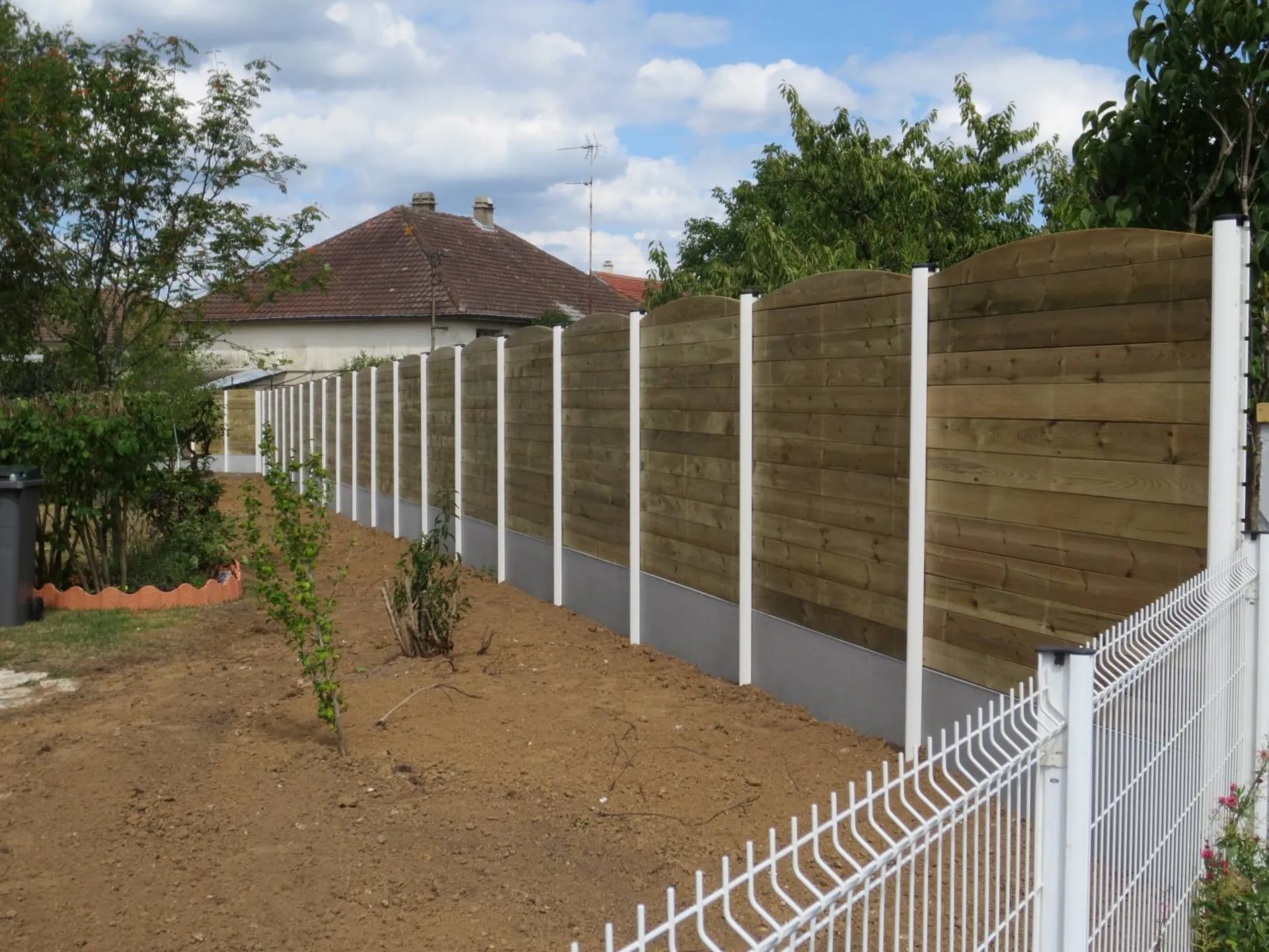 Installation d'une clôture mixte acier et bois à Bourgtheroulde 27