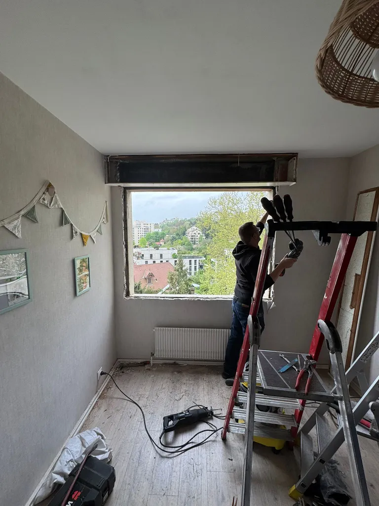 Remplacement en dépose totale d’une fenêtre bois par une fenêtre pvc Franciaflex avec volet roulant traditionnel France fermeture à Saint-Priest