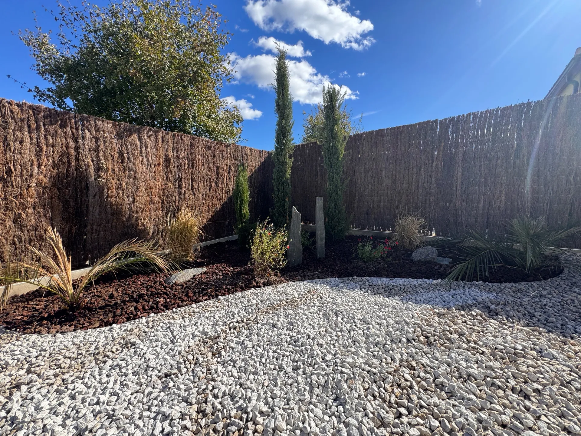 Création complète d’un jardin paysager avec gazon synthétique, pas japonais et plantations à Pinet près de Sète