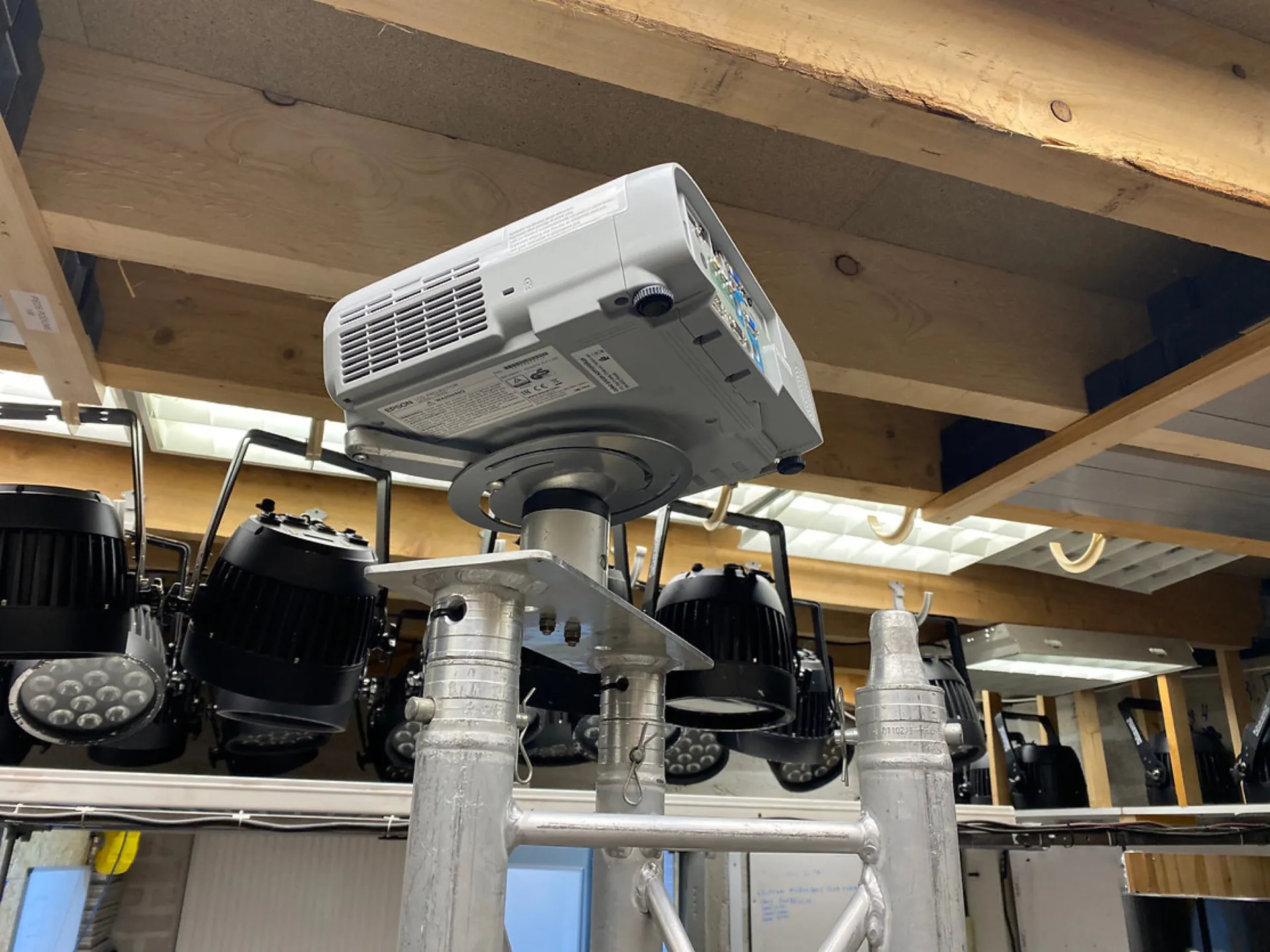 location fixation totem pour videoprojecteur à Cassis dans les bouches du Rhône