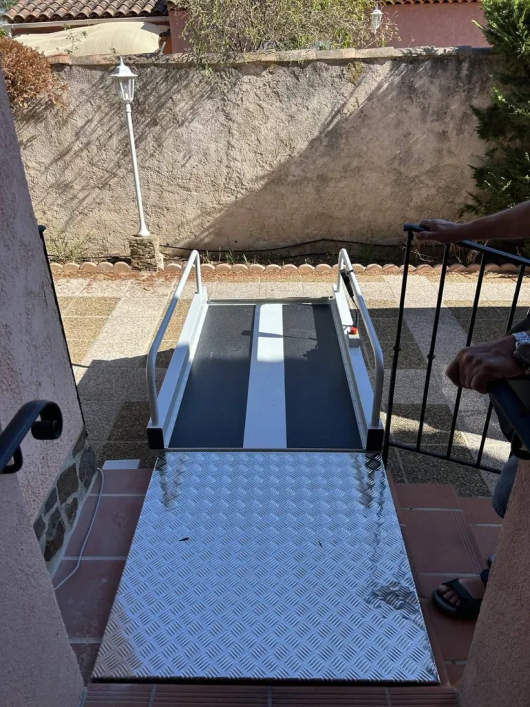 Effacement des écarts de niveau avec l'installation de l'élèvateur Liftboy à la Seyne près de Toulon