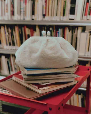 Le sac Pasticcino en raphia, en cuir, en tissu de chez Week-End Max Mara.