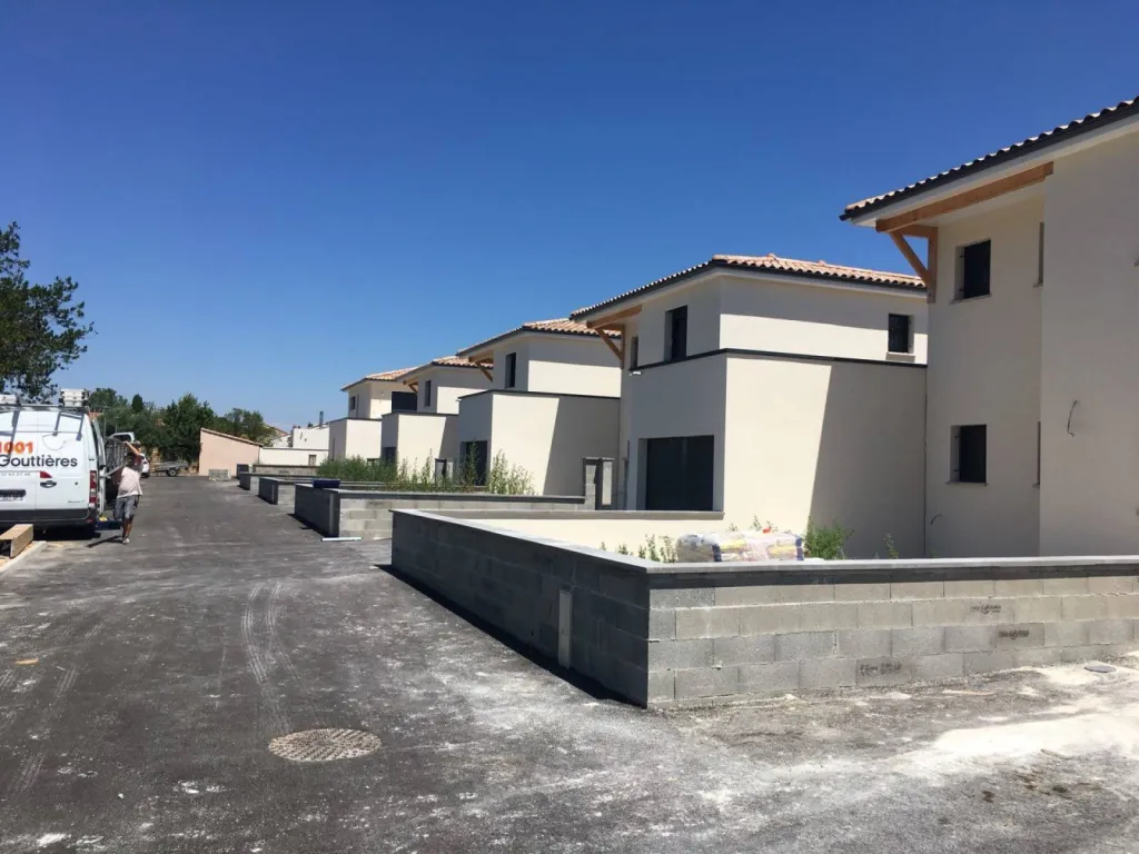 Pose de bâtiments collectifs.