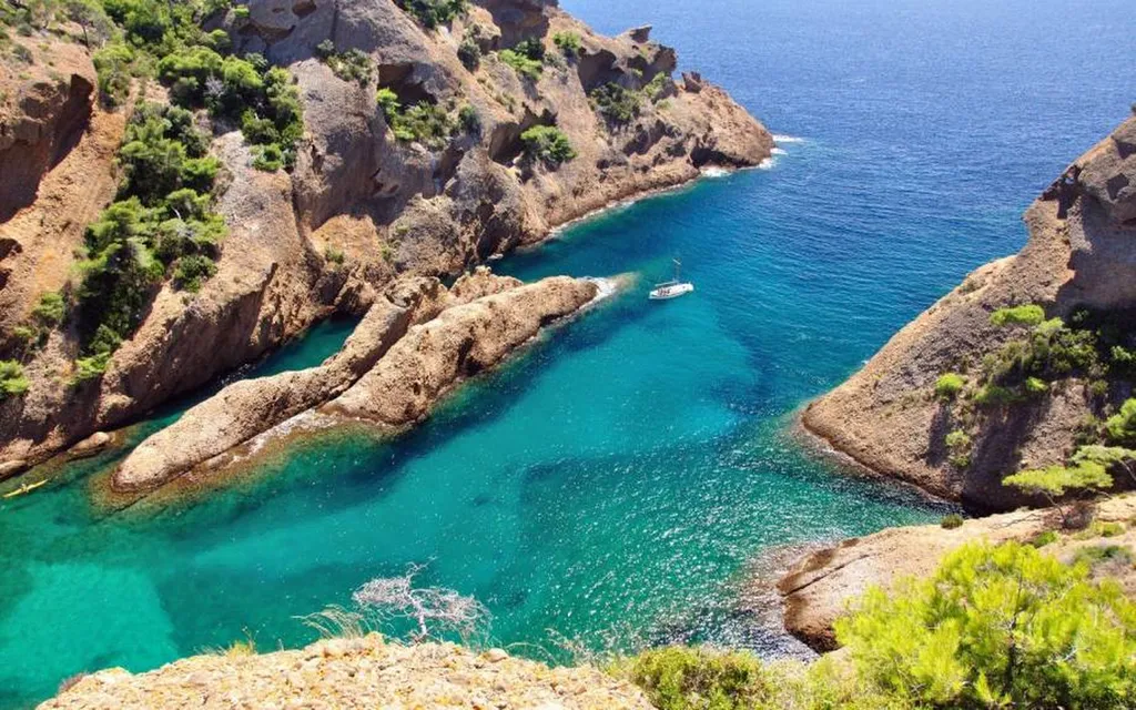 Expérience Intense : Visitez Rapidement la Calanque de Figuerolles en Bateau avec L'Eden Boat
