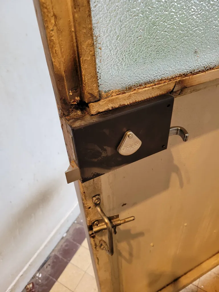 Remplacement de serrure – Fixation renforcée par soudage à l’arc pour une protection optimale en gironde