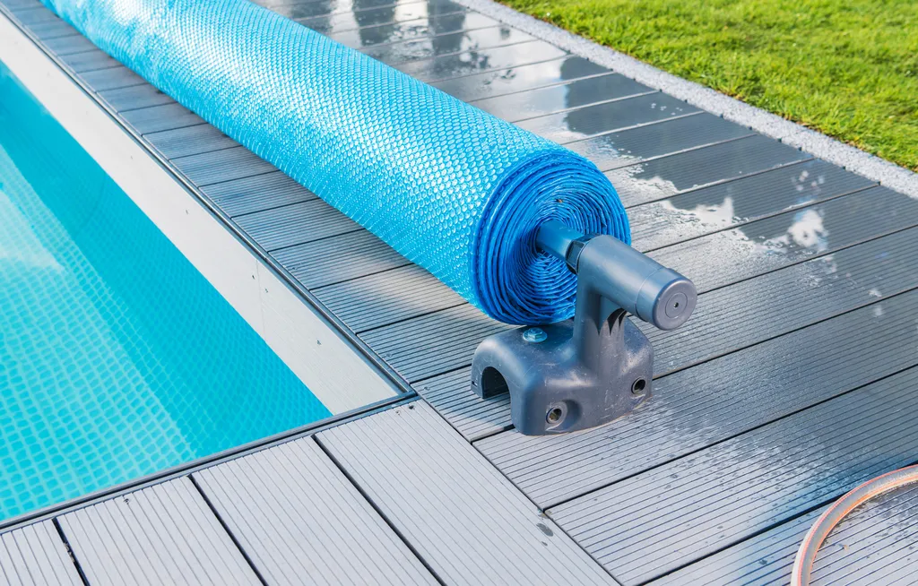 Quel professionnel pour l'installation d'une bâche à bulles avec enrouleur pour ma piscine de Lacanau, en Gironde?