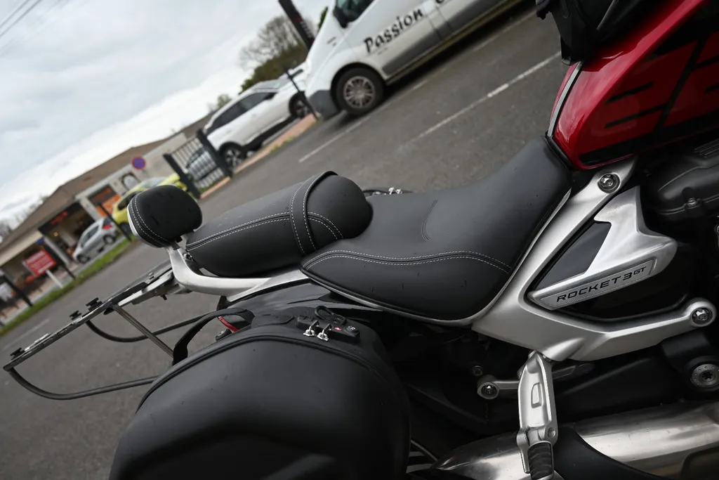 Selle moto sur mesure : confort passager optimisé et assise élargie près de Libourne