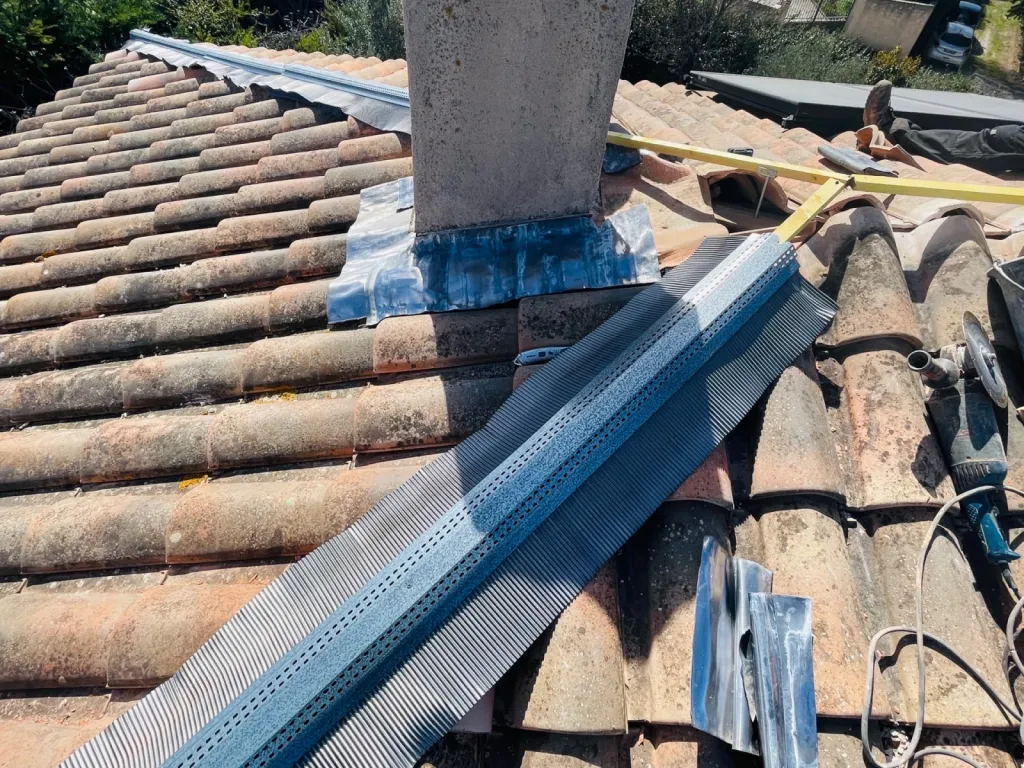 Rénovation d’une toiture de maison sur Faîtage et nettoyage de tuiles sur Fuveau 13710 près de Aix en Provence.