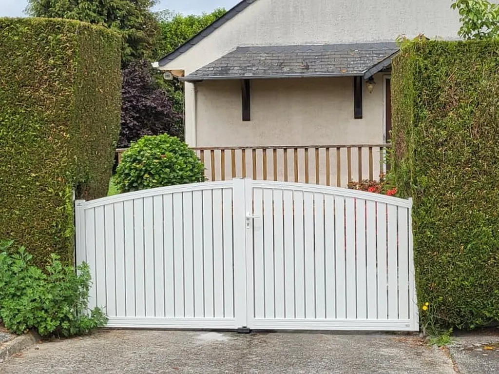 Installation de Portail battant en aluminium manuel, Clôtures de façade et Aménagements d'entrées de propriété à Beuzeville dans l’Eure 27 et ses communes limitrophes