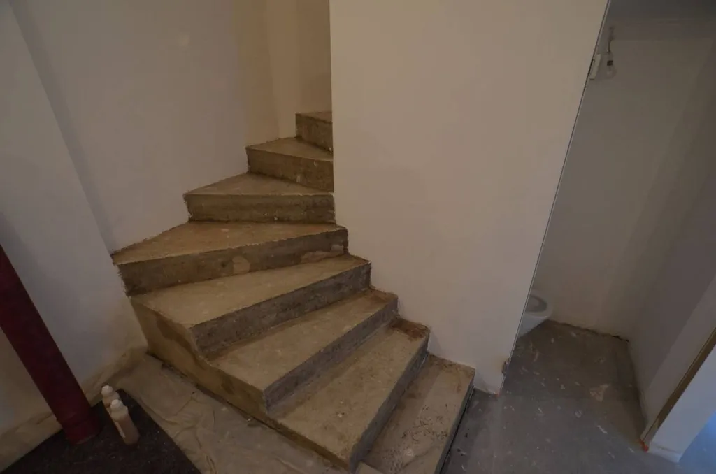 ESCALIER AVANT LE BETON CIRE