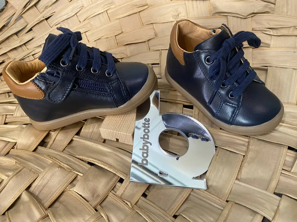 chaussure de marche bébé avec gros pied près de Saint Emilion