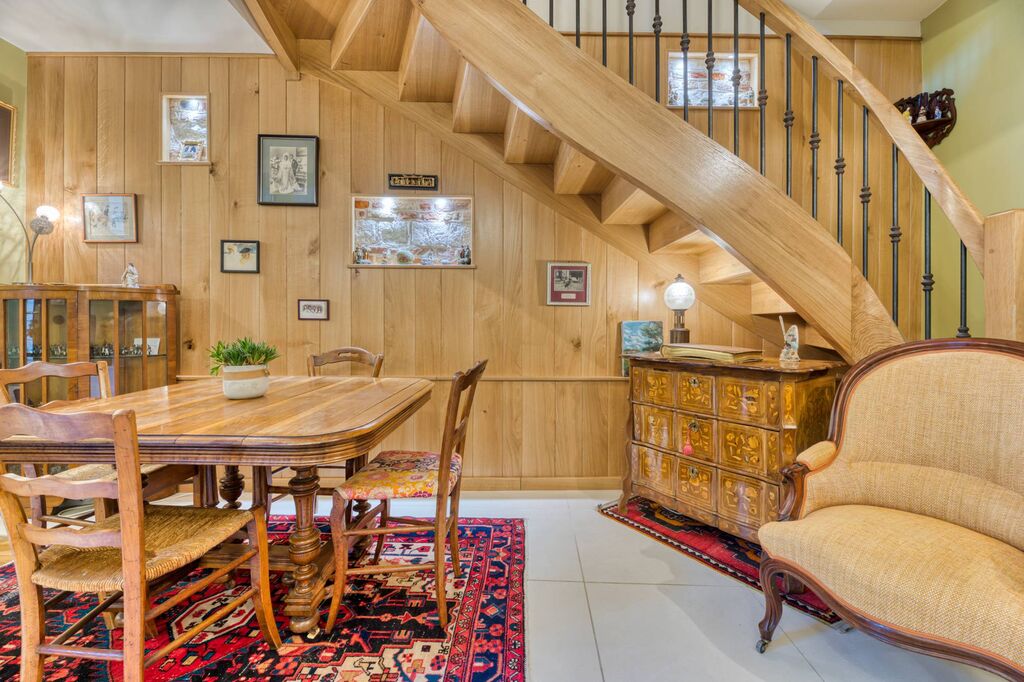 Vends cette demeure chargée d'histoire, une maison dieppoise rénovée avec soin, offrant 140m² de confort et une cour intérieure parfaite pour les moments de détente