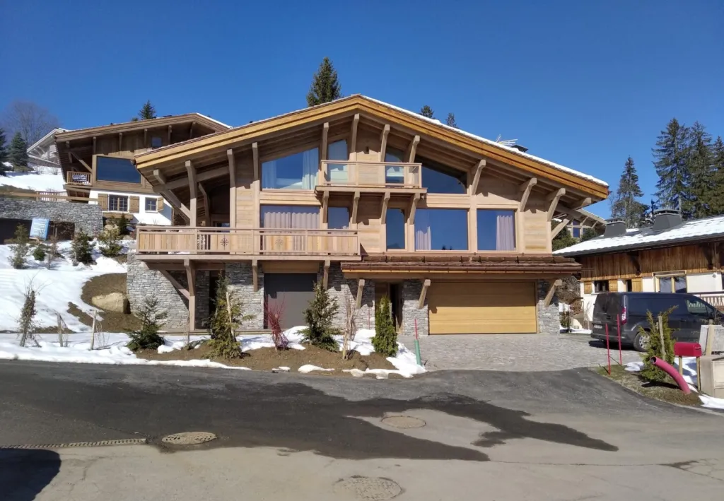Réalisation d'un chalet bois contemporain sur mesure à Combloux en Haute-Savoie avec vue magnifique sur le Mont-Blanc