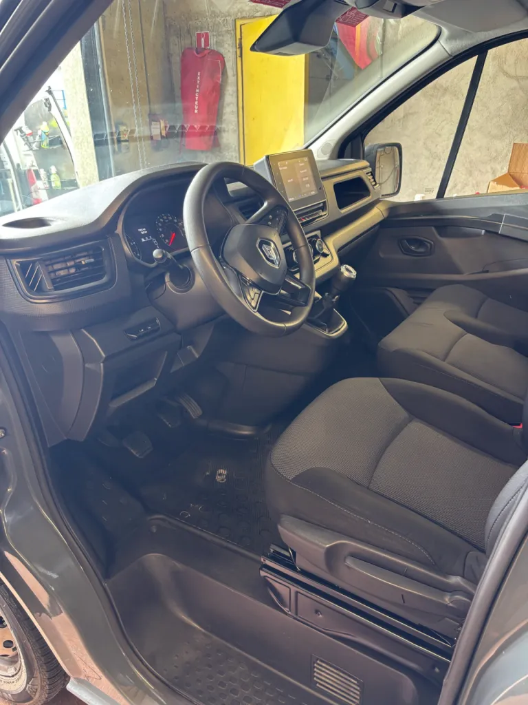 Nettoyage automobile professionnels à la Talaudiere : intervention complète sur l’habitacle conducteur avec dépoussiérage, dégraissage et restauration des surfaces intérieures.