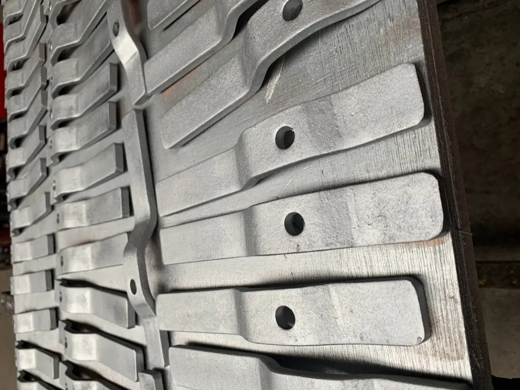 REALISATION DE PATTES DE FIXATION GALVANISEE AVEC PERCAGE FOS SUR MER 