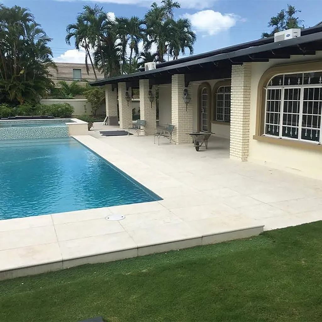 TERRASSE PISCINE / DALLAGES EXTERIEURS EN PIERRE NATURELLE DE SAHARA JAUNE FINITION VIEILLIE