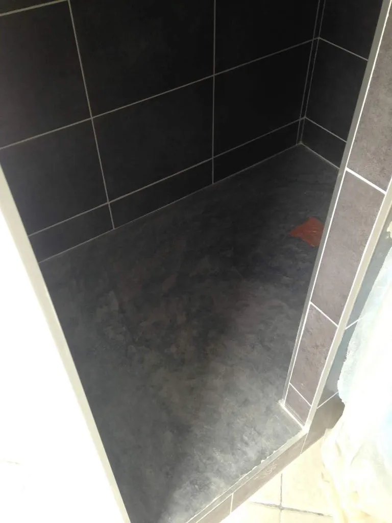  Rénovation d'un appartement à Aix en Provence dans les Bouches du Rhône - bac à douche en béton lissé