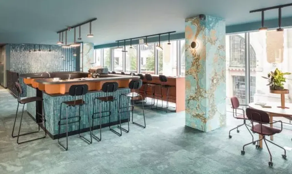 Le Tabouret Oldschool haut en tissu pour bureaux et coworking en région PACA. Design ergonomique et robustesse.